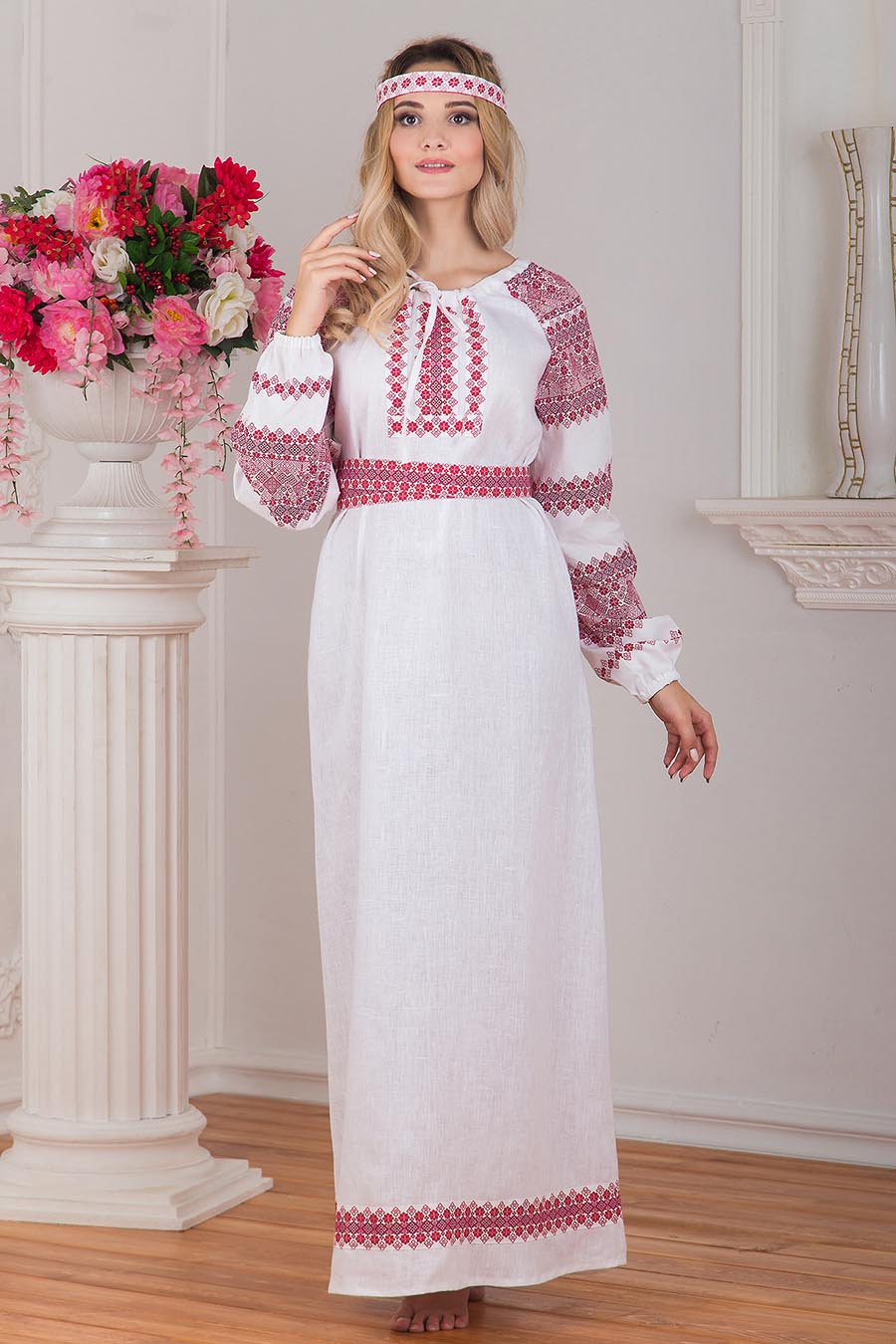 Women in Slavic costumes in Hamilton