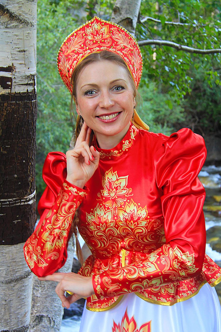 Women in Slavic costumes in Hamilton