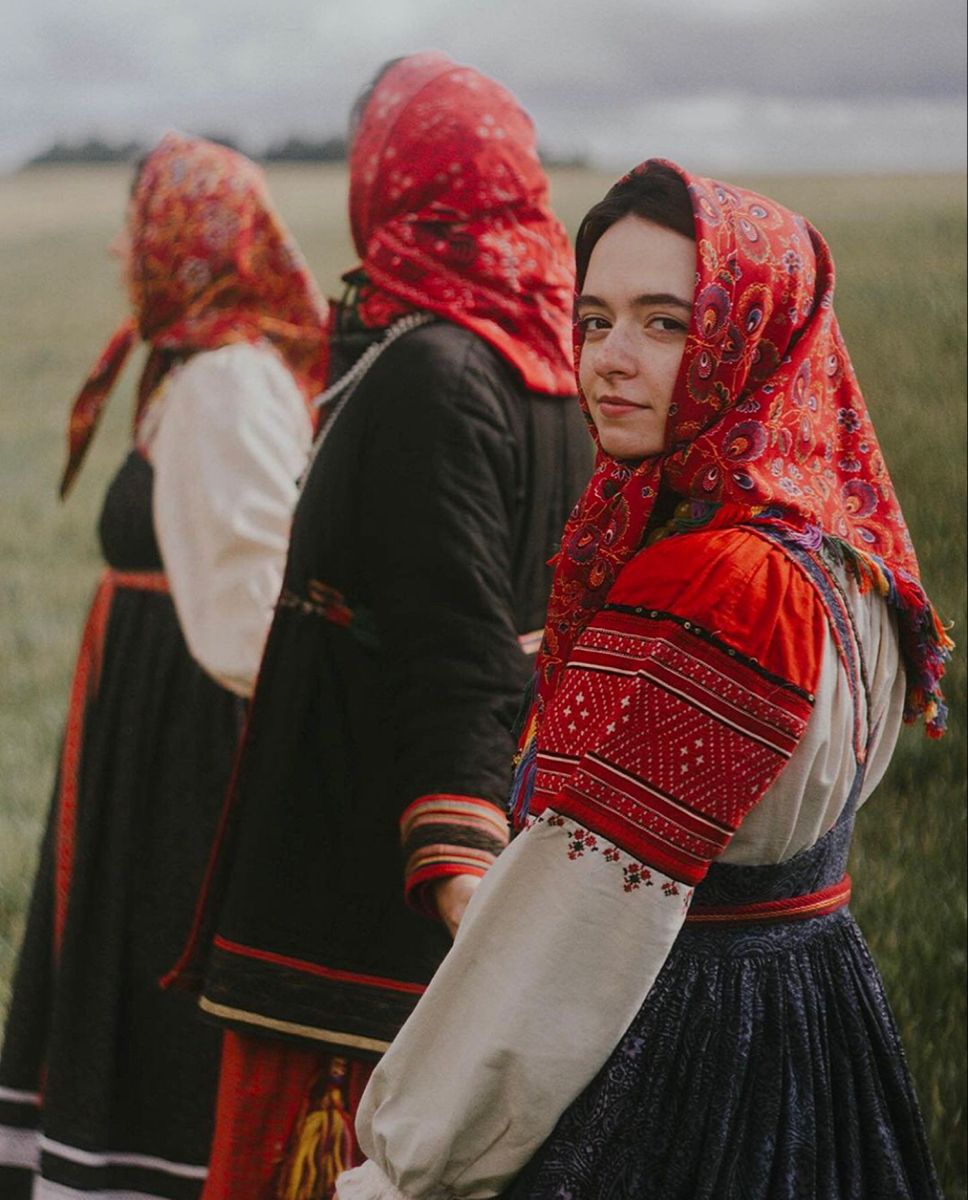 Women in Slavic costumes in Hamilton