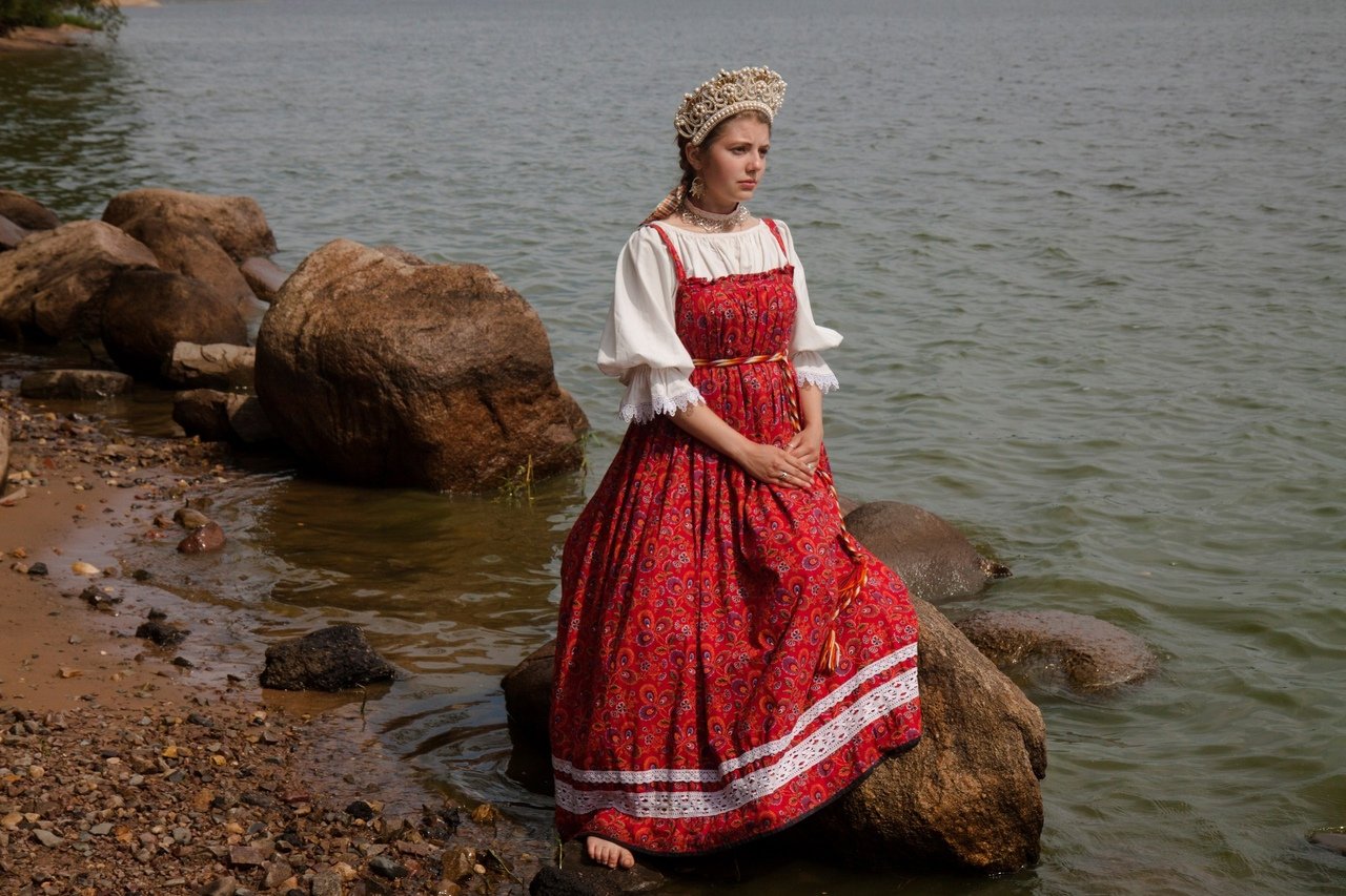 Women in Slavic costumes in Hamilton