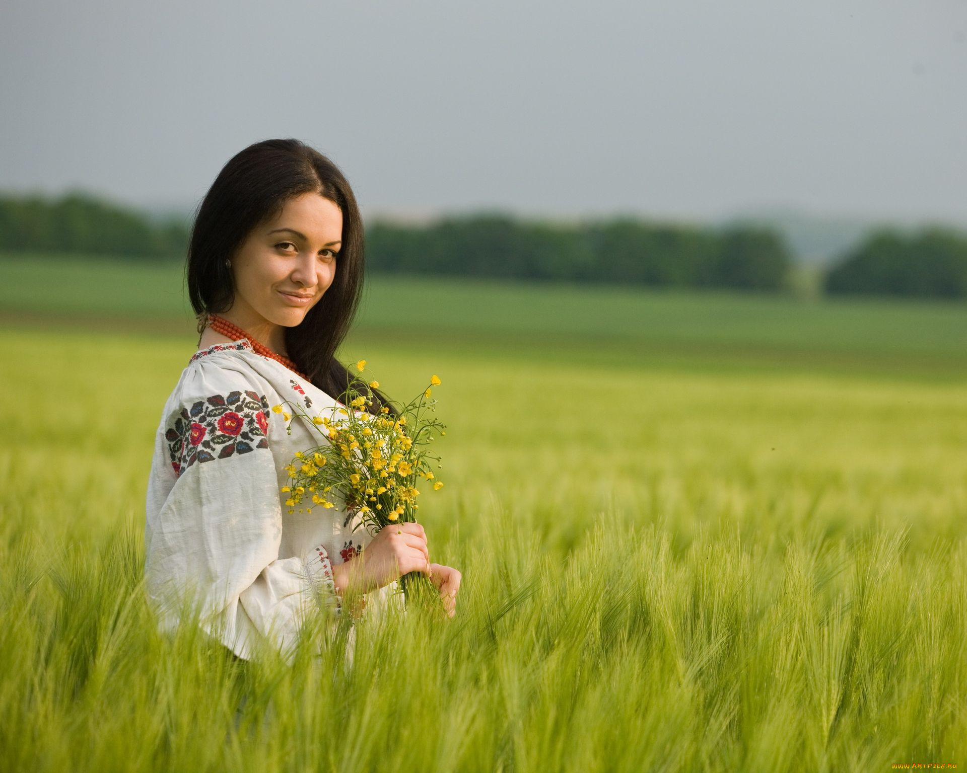 Women in Slavic costumes in Hamilton