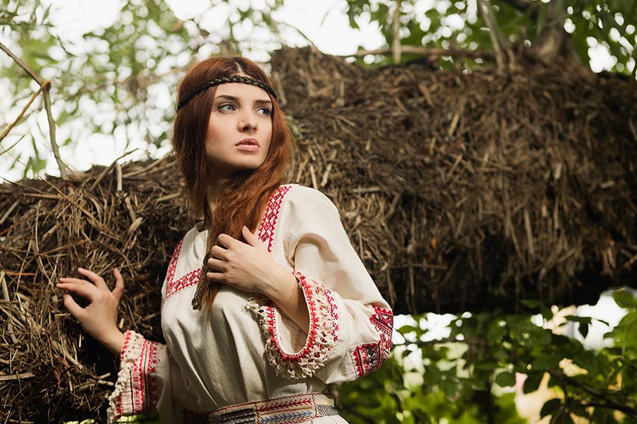 Women in Slavic costumes in Hamilton