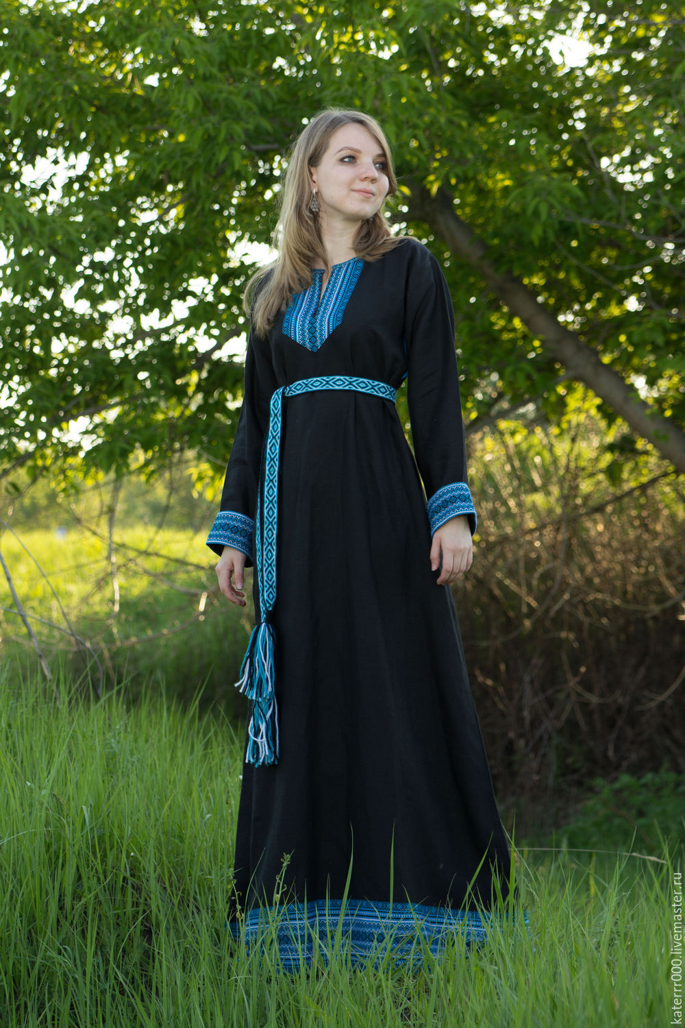 Women in Slavic costumes in Hamilton