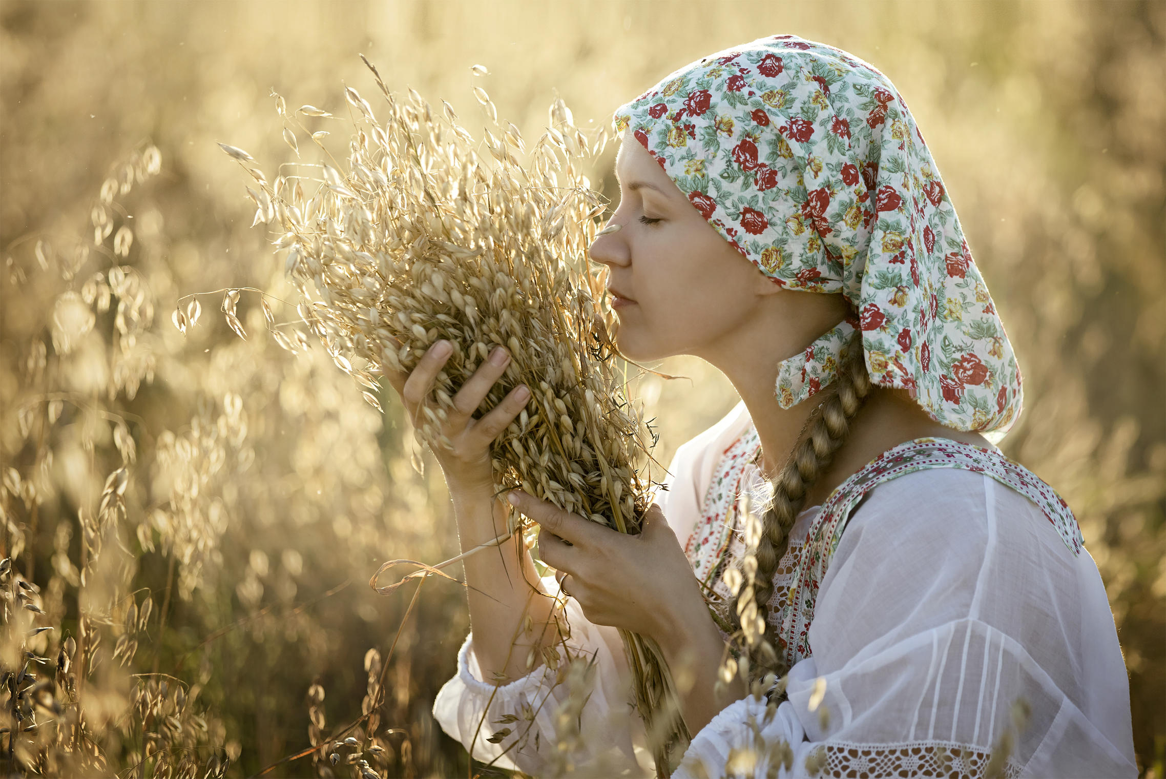 Photo Women in Slavic costumes in Hamilton